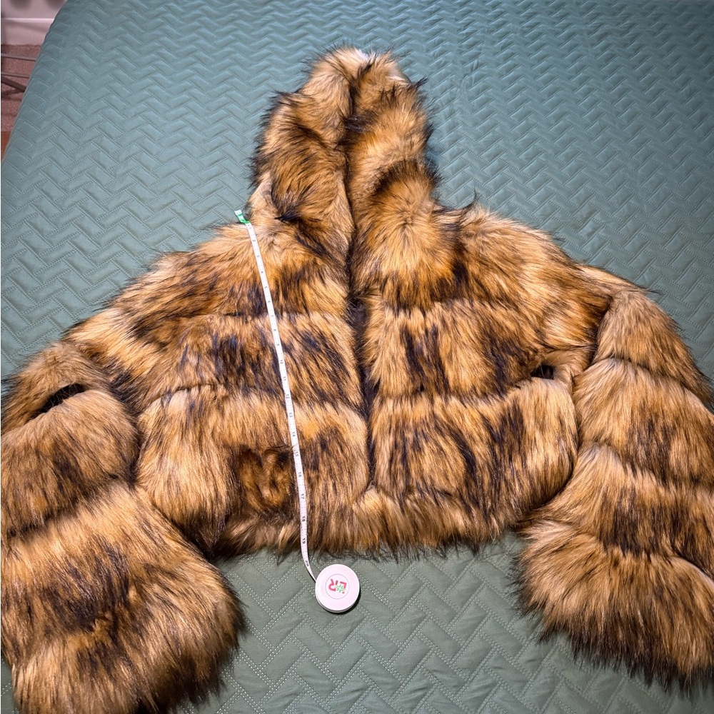 COPY - Akira fake fur cropped hooded puffer - Picture 5 of 5